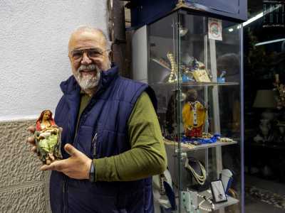 �Tra queste mura custodisco ben 4.000 pezzi � conclude orgoglioso l�artigiano prima di salutarci -. Ci sono quelli pi� comuni a sculture uniche che produco solo io in tutta la Puglia. Perch� il presepe � passione, � arte�